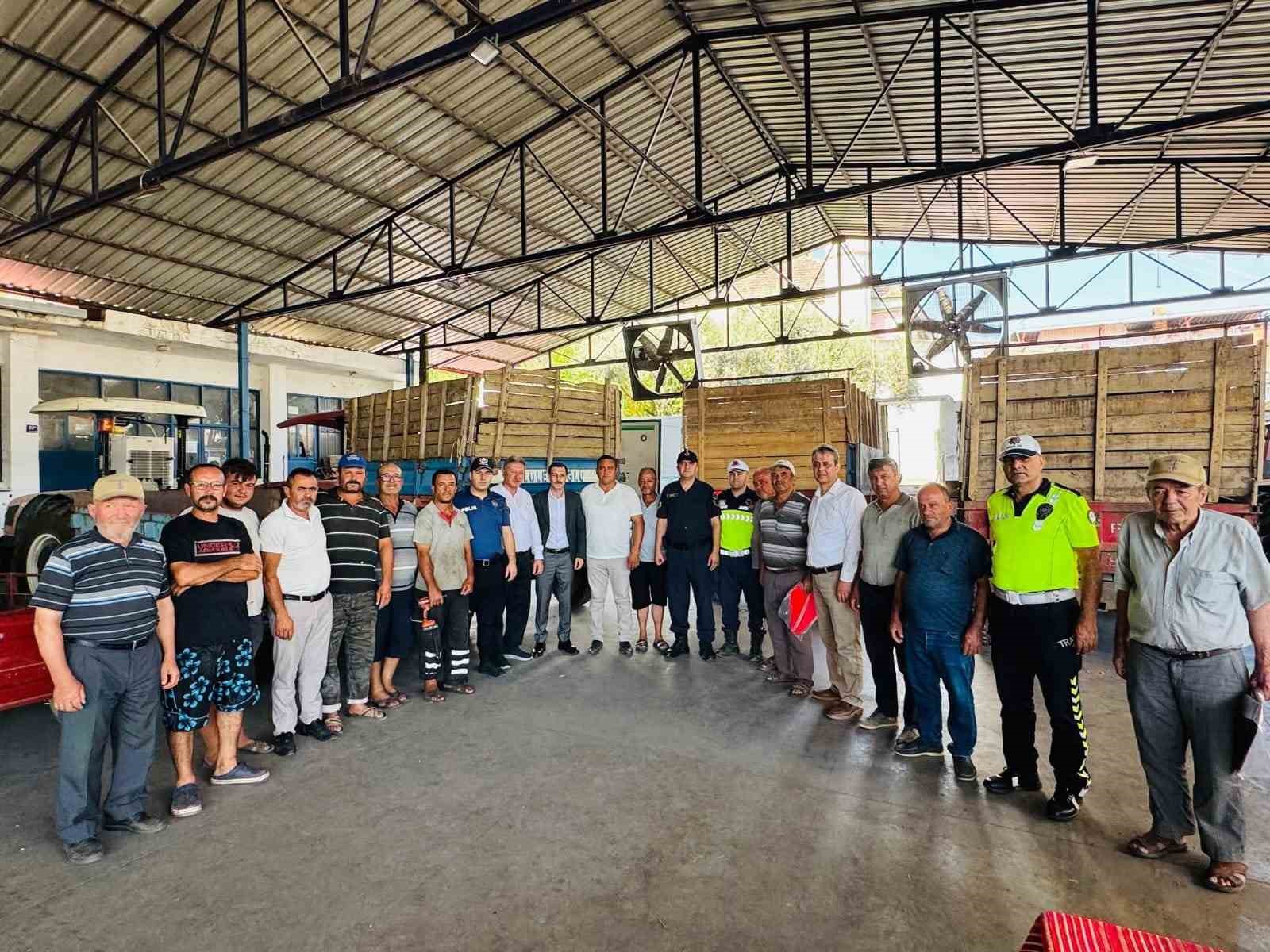 Bozdoğan’da traktörlere reflektör dağıtımı