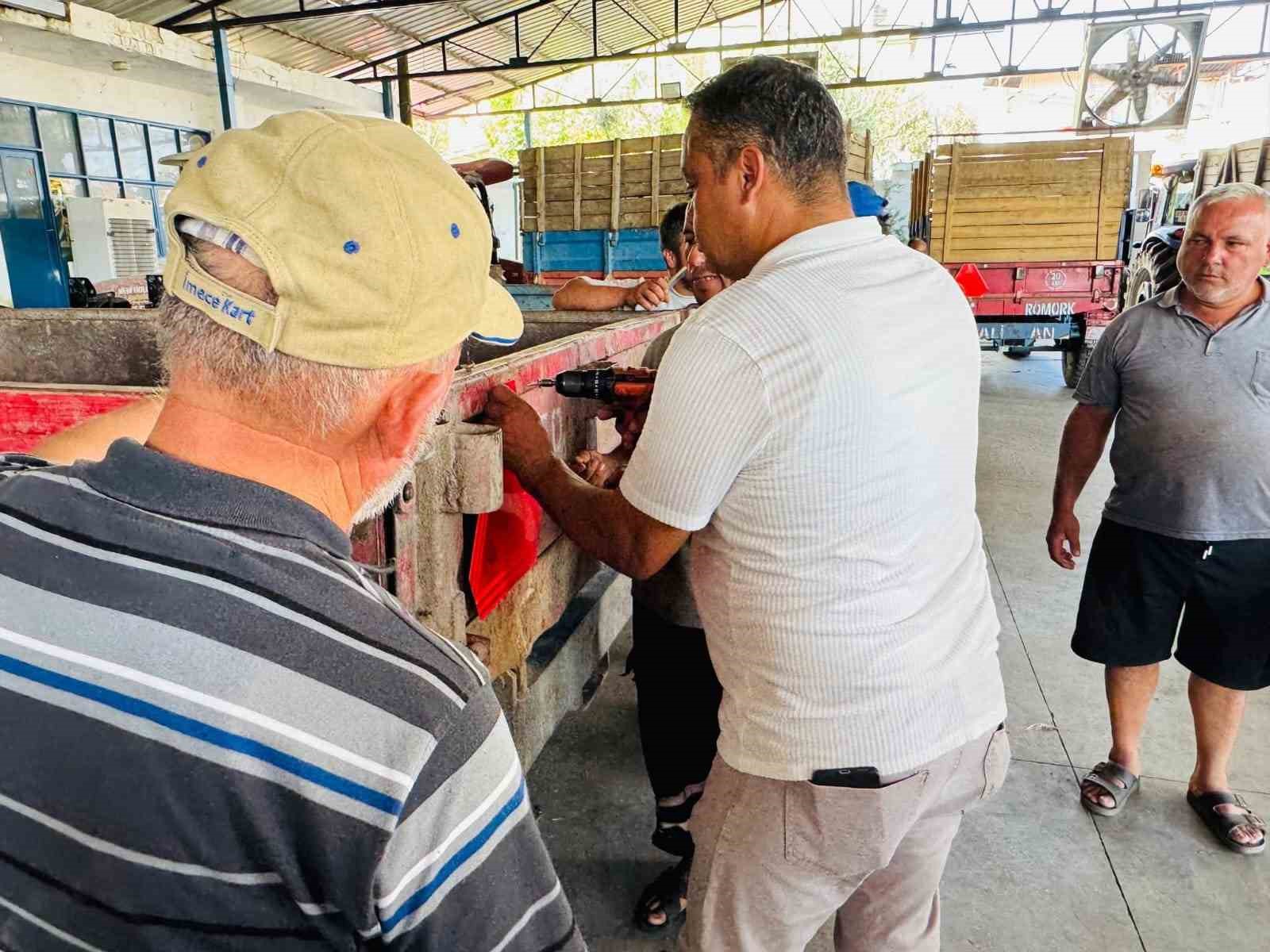 Bozdoğan&rsquo;da trakt&ouml;rlere reflekt&ouml;r dağıtımı
