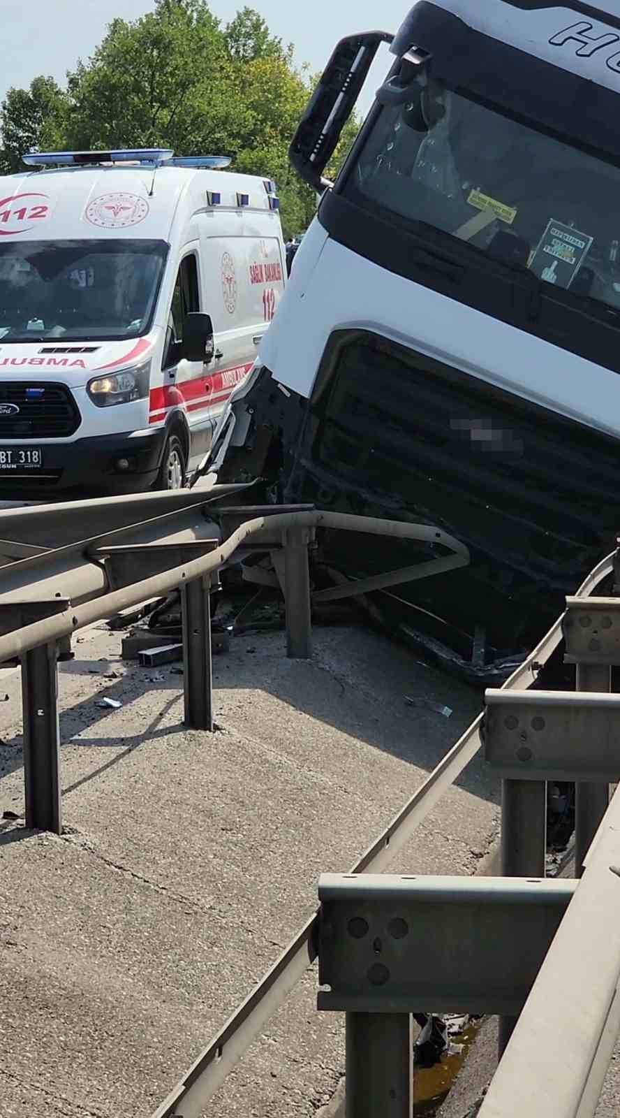 Otoyolda tırın yerinden s&ouml;kt&uuml;ğ&uuml; bariyer par&ccedil;aları yola savruldu
