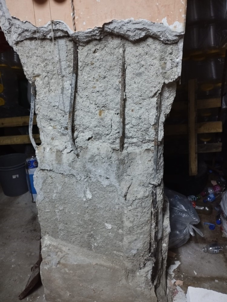 Kolonları patlayan bina tahliye ediliyor
