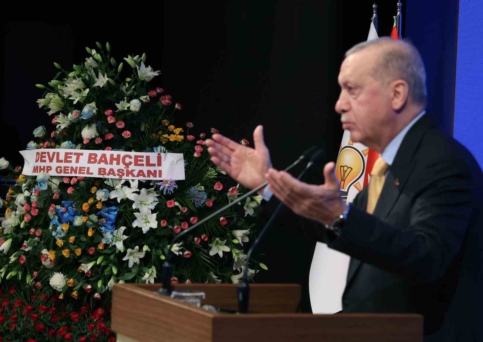 Cumhurbaşkanı Erdoğan: "AK Parti&rsquo;yi T&uuml;rkiye&rsquo;nin en b&uuml;y&uuml;k partisi yapan, işte bu yetişmiş, işte bu liyakatli insan kaynağına sahip olmasıdır. Bu dinamik, bu hareketli yapıyı muhalefet partilerinde asla g&ouml;remezsiniz."
