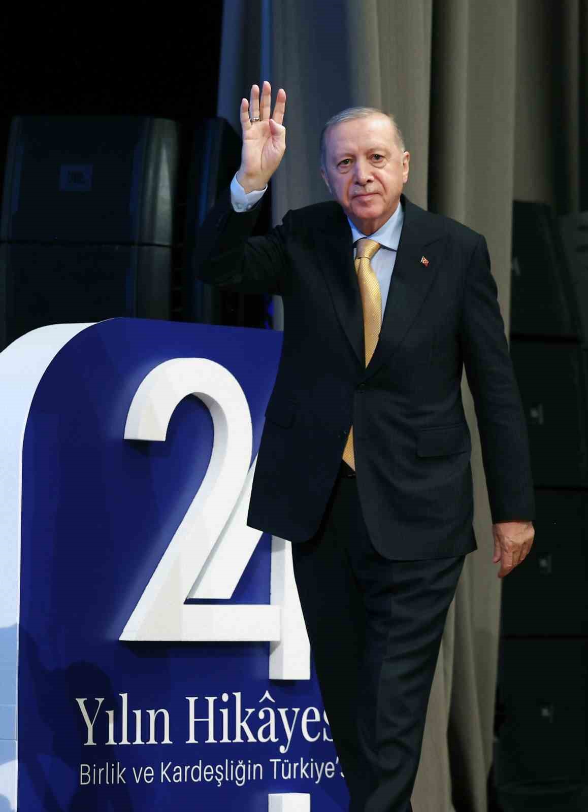 Cumhurbaşkanı Erdoğan: "Soluklanmaları i&ccedil;in bir s&uuml;reliğine dinlenmeye aldığımız arkadaşlarımızla bağımızı asla koparmaz, irtibatımızı kesmez, vefamızı hi&ccedil;bir zaman eksik etmeyiz."

