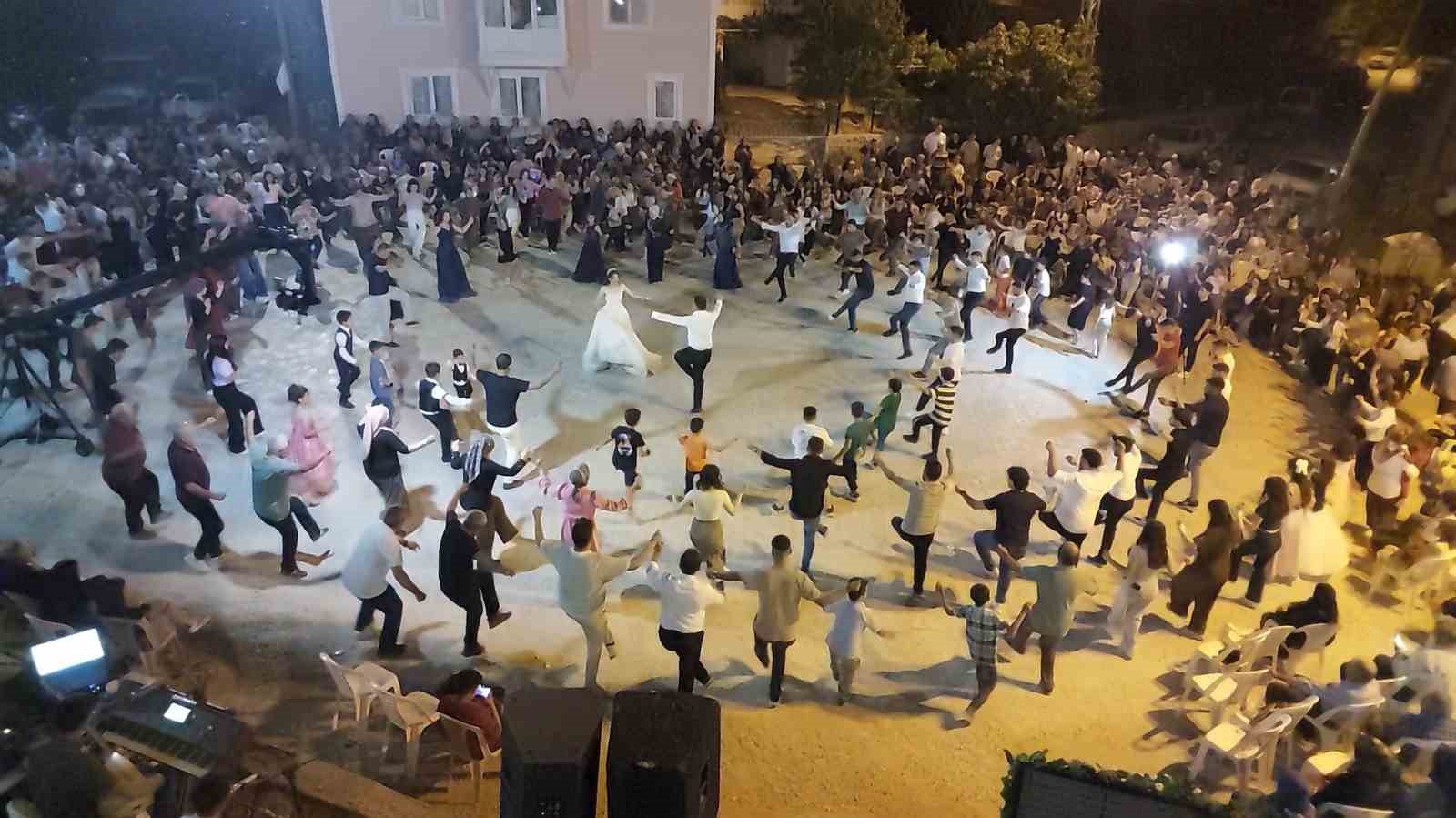 Köy meydanı halk oyunu sahnesine dönüştü: Köylüler Zeybek ve Teke Zortlatması oynadı