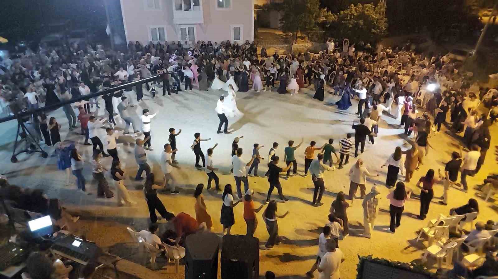 K&ouml;y meydanı halk oyunu sahnesine d&ouml;n&uuml;şt&uuml;: K&ouml;yl&uuml;ler Zeybek ve Teke Zortlatması oynadı
