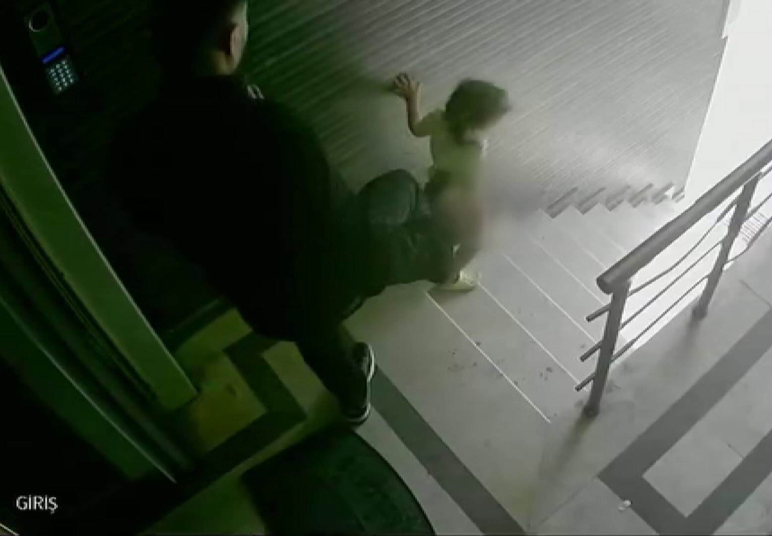 Eyüpsultan’da 3 yaşındaki kızına tekme atıp merdivenlerden aşağı düşüren babaya tahliye