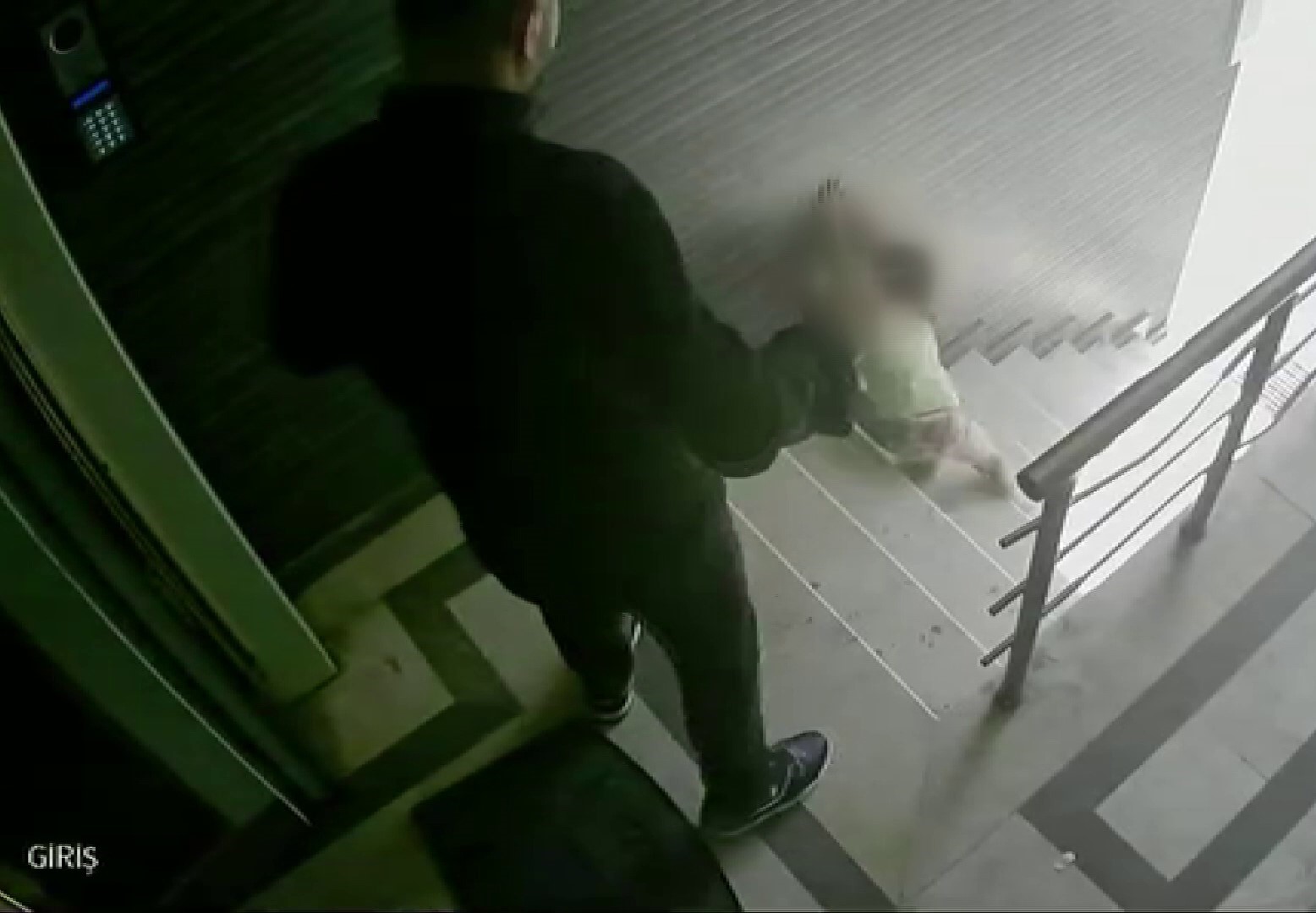 Ey&uuml;psultan&rsquo;da 3 yaşındaki kızına tekme atıp merdivenlerden aşağı d&uuml;ş&uuml;ren babaya tahliye
