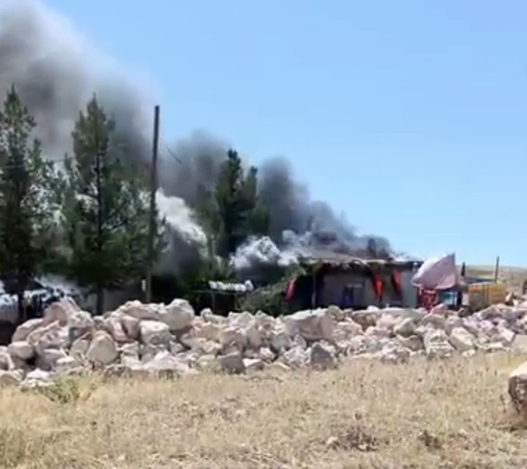 Kurtalan’da köy evinde yangın çıktı