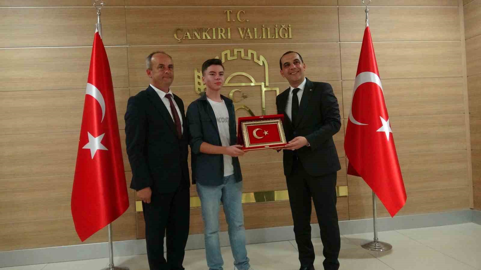 T&uuml;rk bayrağı hassasiyetiyle y&uuml;rekleri ısıtan &ccedil;ocuk: "Her g&ouml;rd&uuml;ğ&uuml;m bayrağı d&uuml;zeltiyordum"
