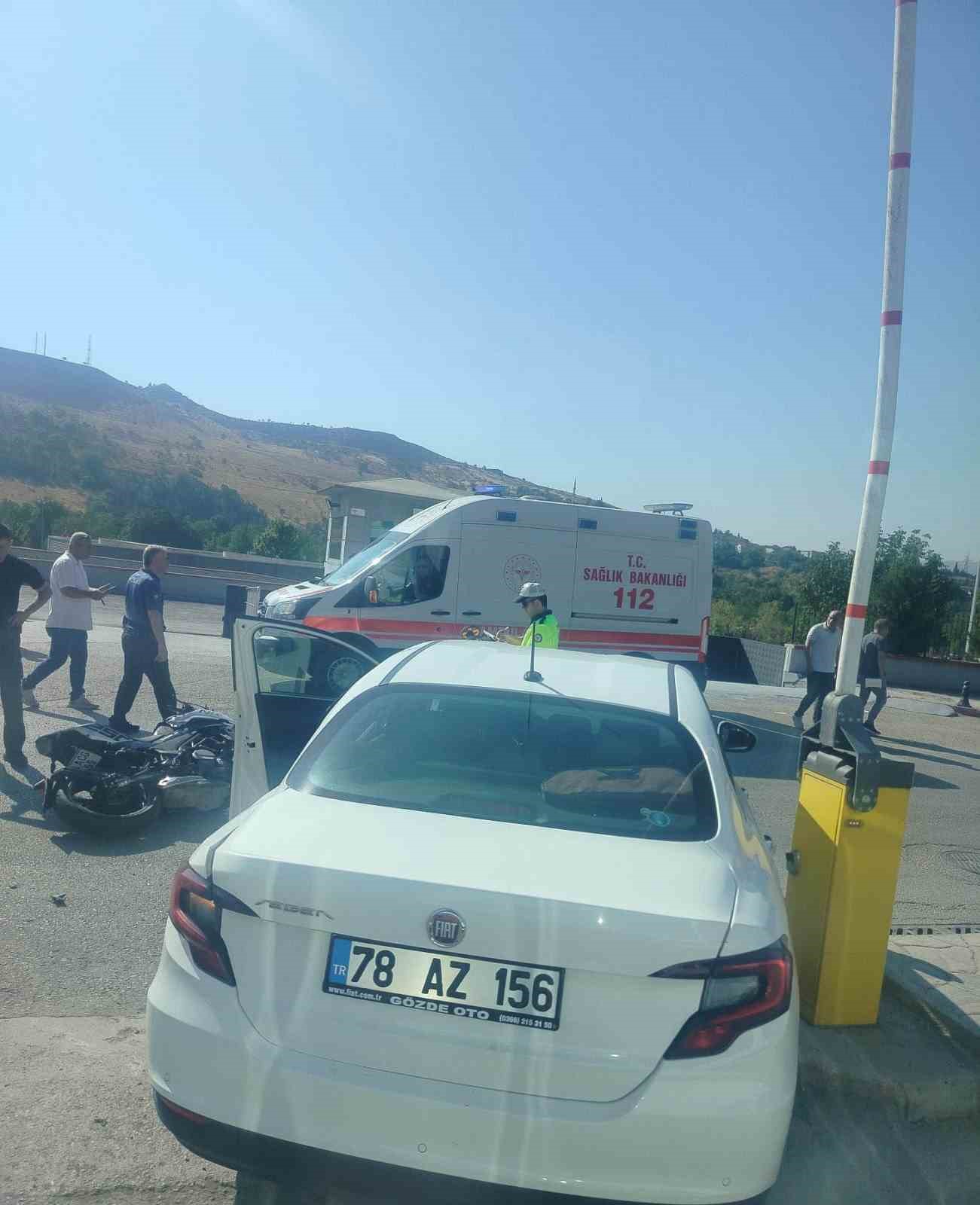 Otomobille &ccedil;arpışan motosikletteki 2 kişi ağır yaralandı
