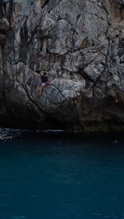 Alanya&rsquo;da 3 g&uuml;nd&uuml;r mahsur kalan dağ ke&ccedil;isini tur teknecileri kurtardı
