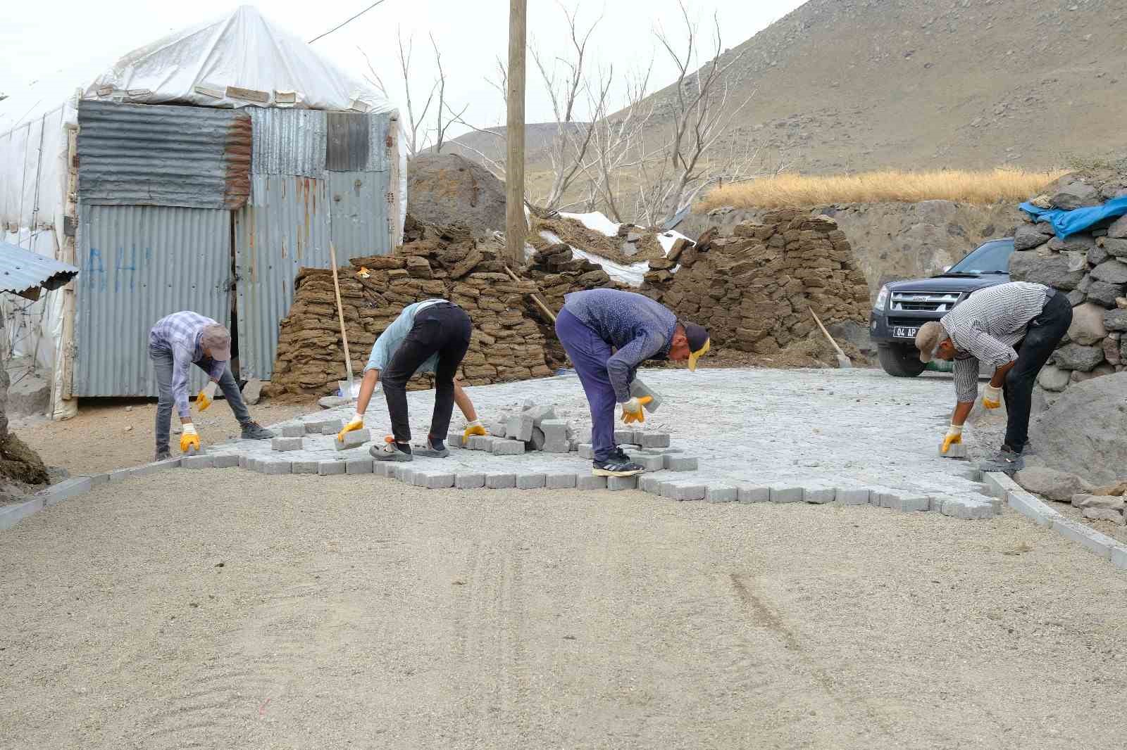 Ağrı’da köy yollarında asfalt ve kilit parke çalışmaları tamamlandı