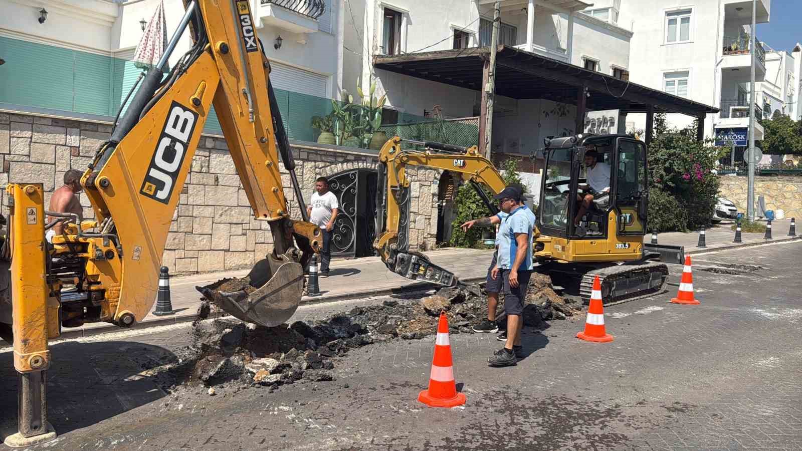 Bodrum’da su hattı patladı, işyeri ve depo sular altında kaldı