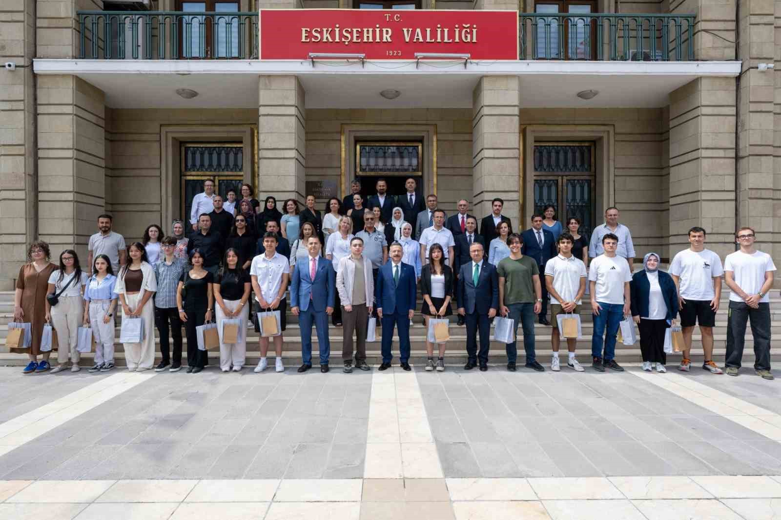 Vali Aksoy YKS’de derece yapan öğrencilerle buluştu