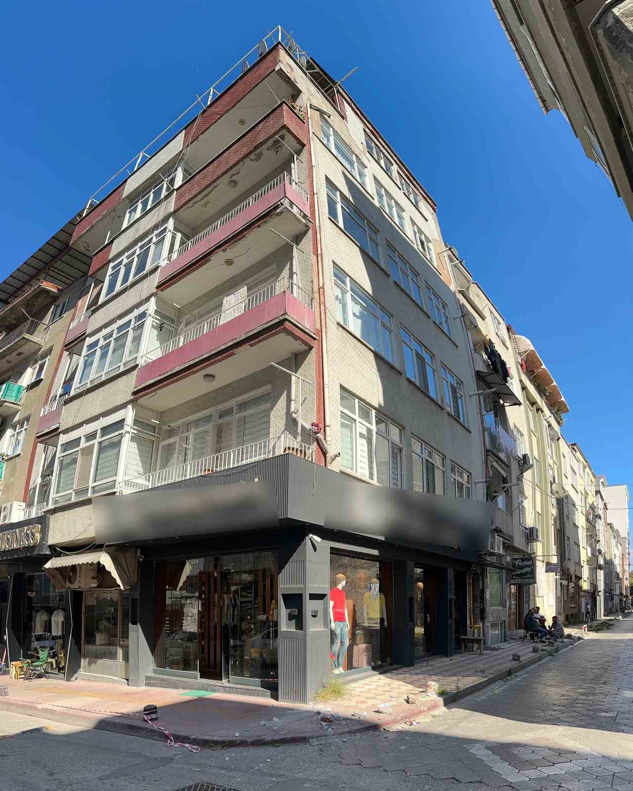 Balkondan d&uuml;şen sıva par&ccedil;aları korkuttu
