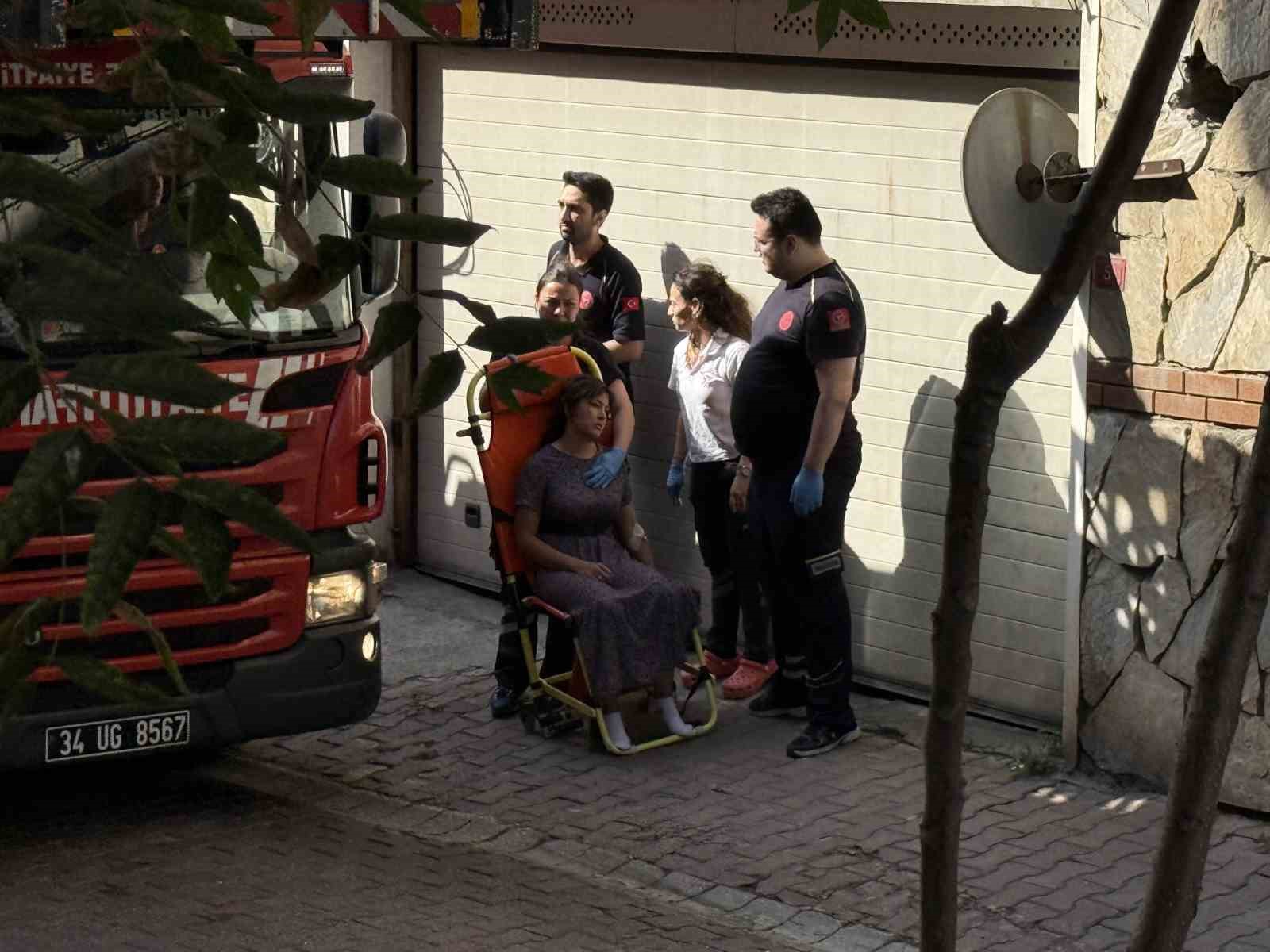 Beşiktaş&rsquo;ta 5 katlı binada korkutan yangın
