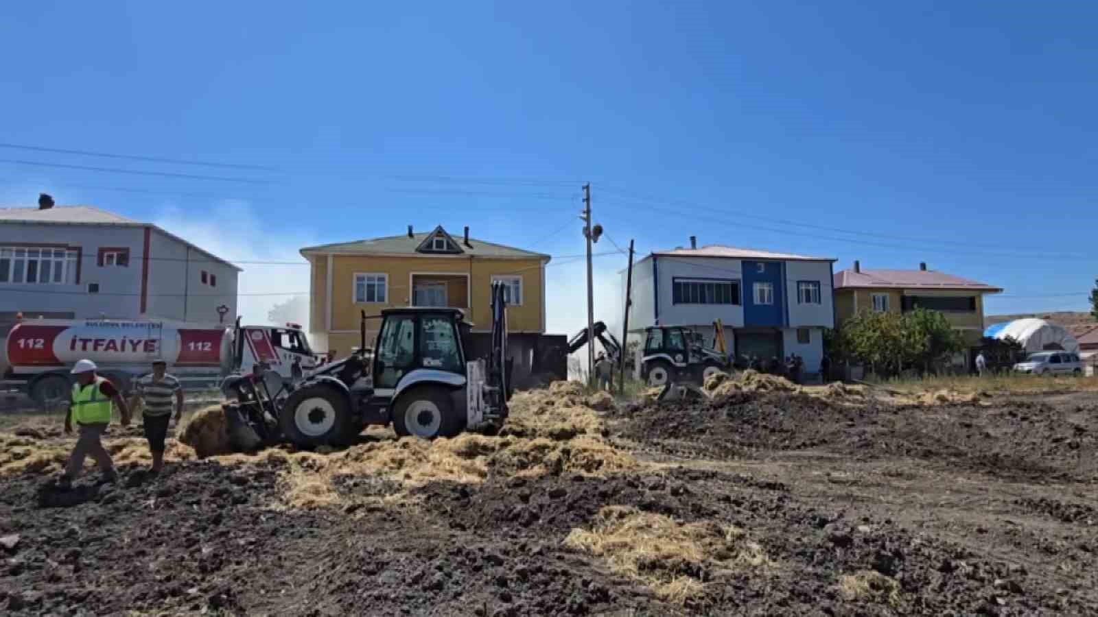 Alt katındaki samanların tutuştuğu evi yanmaktan ekipler kurtardı
