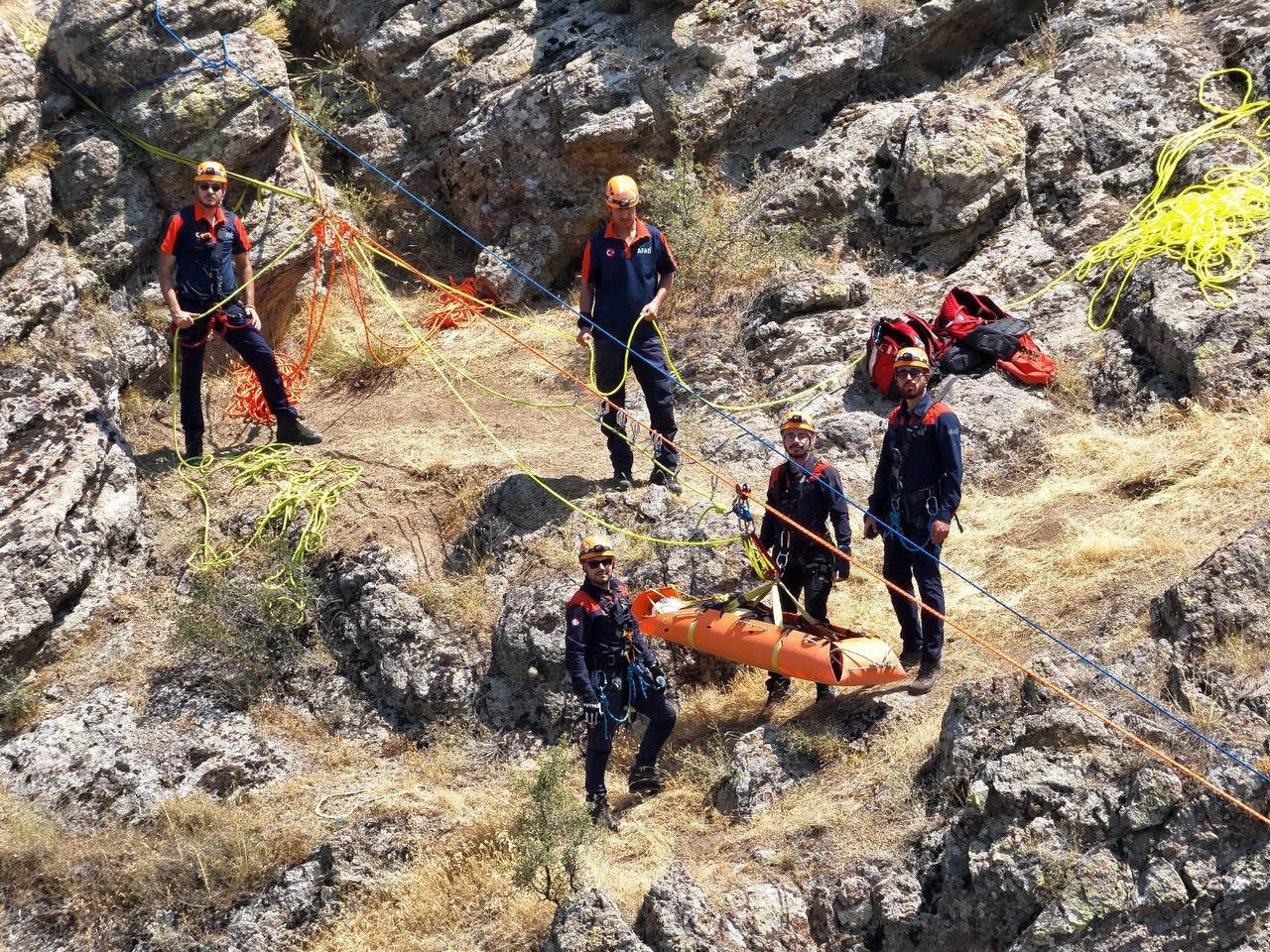 Tatbikat gerçeğini aratmadı: Dağda mahsur kalan yaralı vatandaşı kurtarmak için ekipler seferber oldu