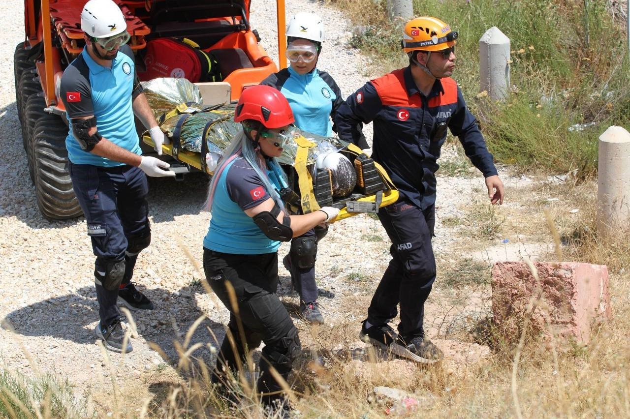 Tatbikat ger&ccedil;eğini aratmadı: Dağda mahsur kalan yaralı vatandaşı kurtarmak i&ccedil;in ekipler seferber oldu
