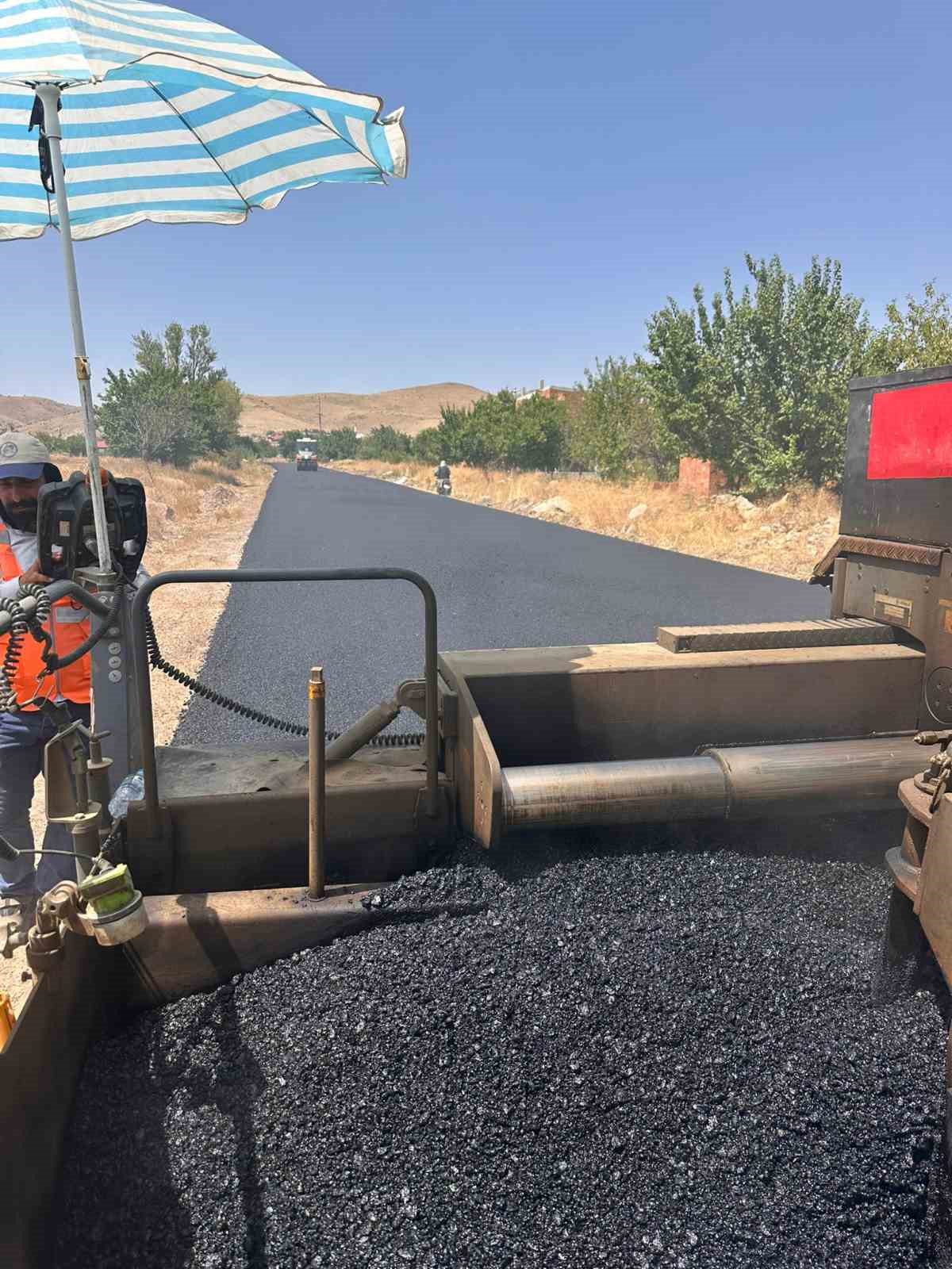 Ağzıkara k&ouml;y&uuml;nde sıcak asfalt &ccedil;alışmaları sona yaklaştı
