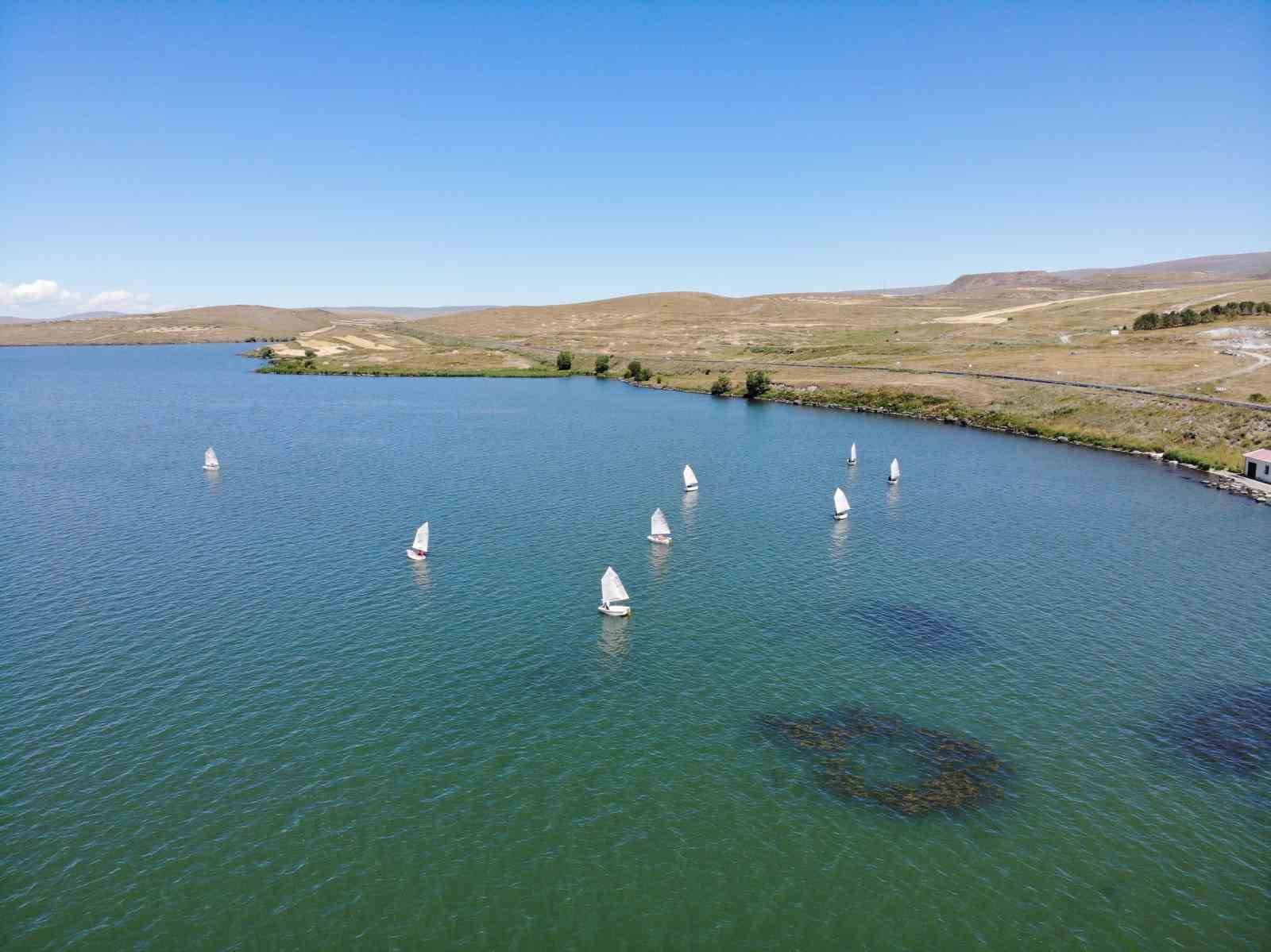 Kars&rsquo;ın mavi incisi &Ccedil;ıldır G&ouml;l&uuml;&rsquo;nde yelkenler fora
