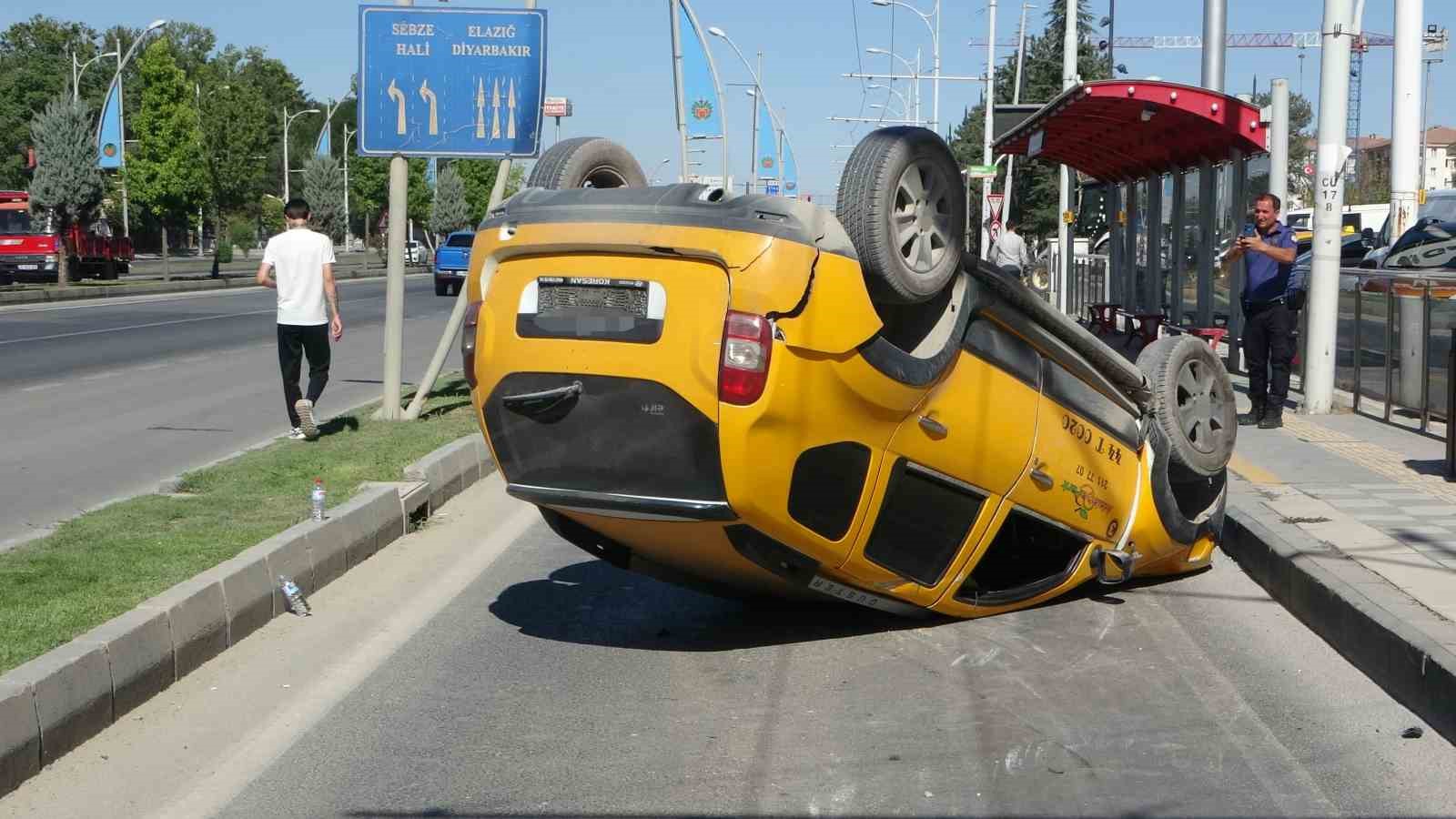 Devrilen ticari taksi ters d&ouml;nd&uuml;: 1 yaralı
