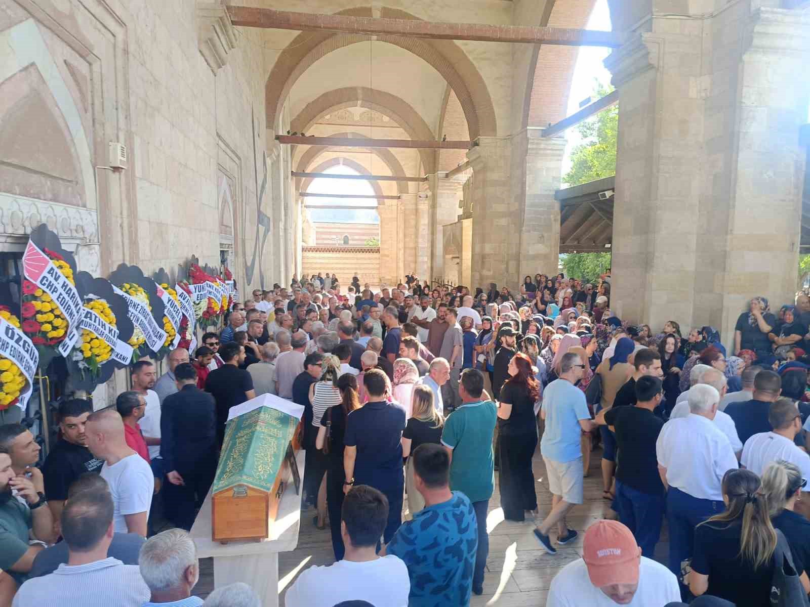 &Ccedil;anakkale&rsquo;deki kazada hayatını kaybeden iki gen&ccedil; Edirne&rsquo;de toprağa verildi
