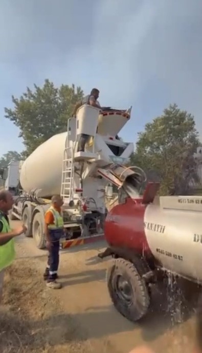 Beton mikserleri ve iş makineleri ile yangını s&ouml;nd&uuml;rmek i&ccedil;in seferber oldular
