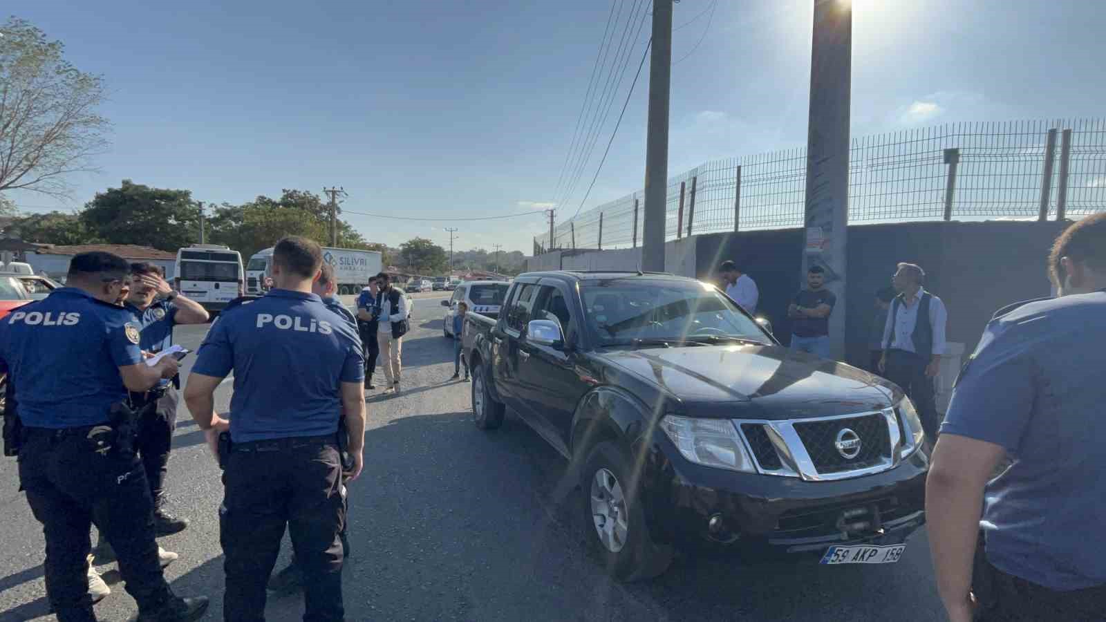 Seyir halindeki arabayı kurşun yağmuruna tuttular
