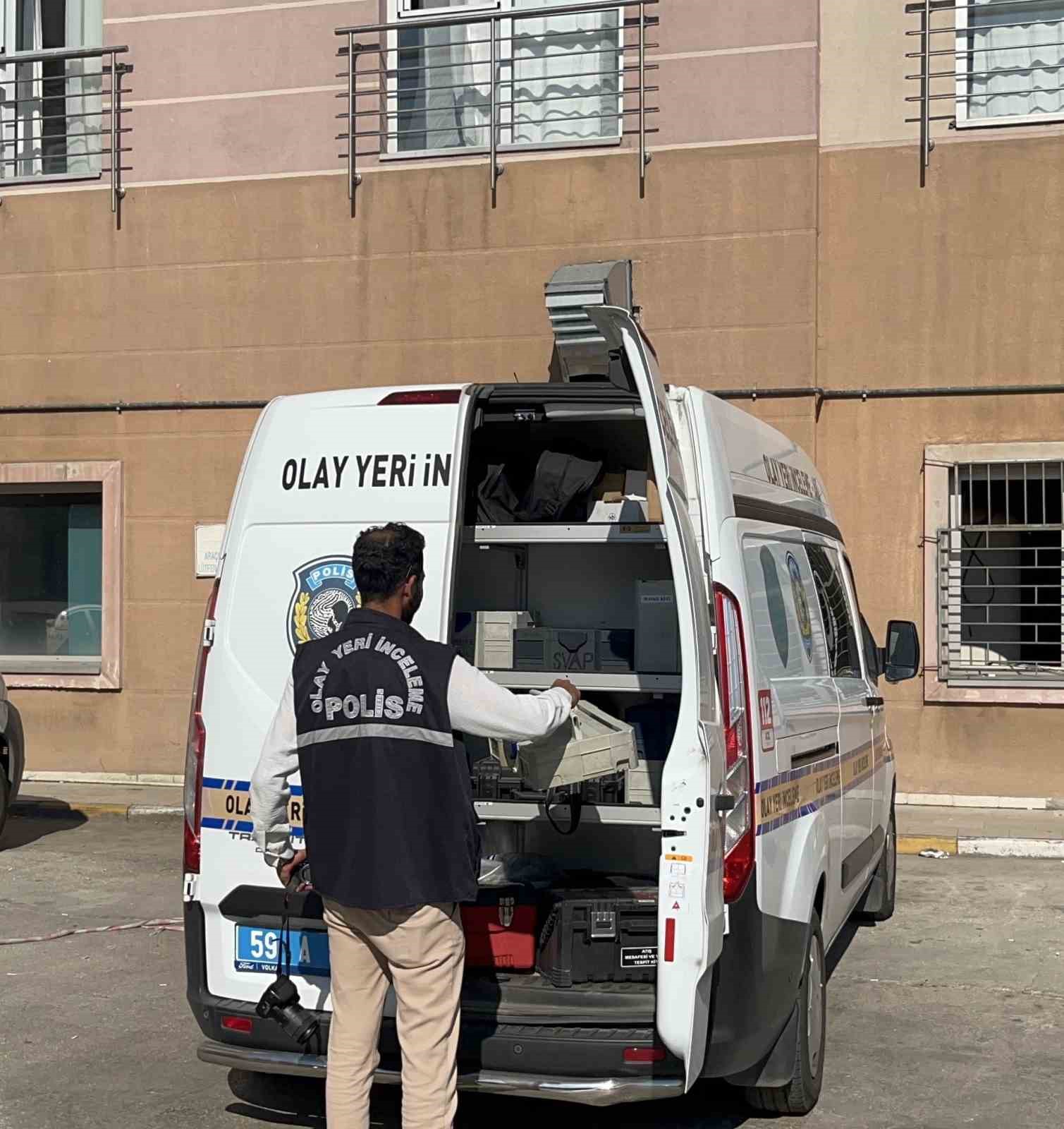 Ecel inşaat iş&ccedil;isini ağa&ccedil; altında dinlenirken yakaladı
