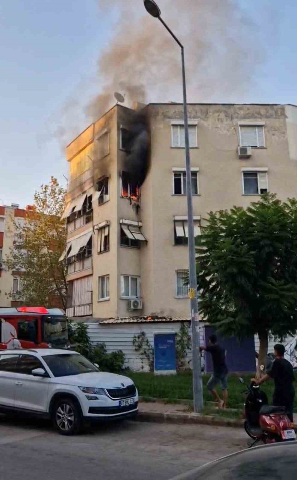 Antalya&rsquo;da 5 katlı binada korkutan yangın
