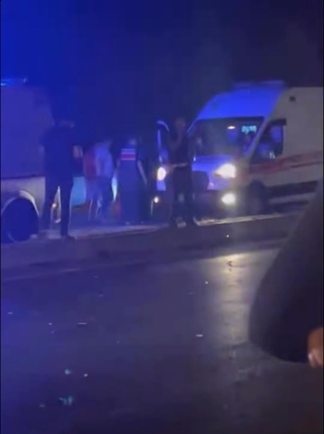 D-100&rsquo;de iki otomobil kafa kafaya &ccedil;arpıştı: 1&rsquo;i ağır 8 yaralı
