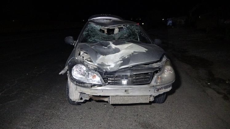 Yolun karşısına geçmek isteyen adama otomobil çarptı... Feci kaza kamerada