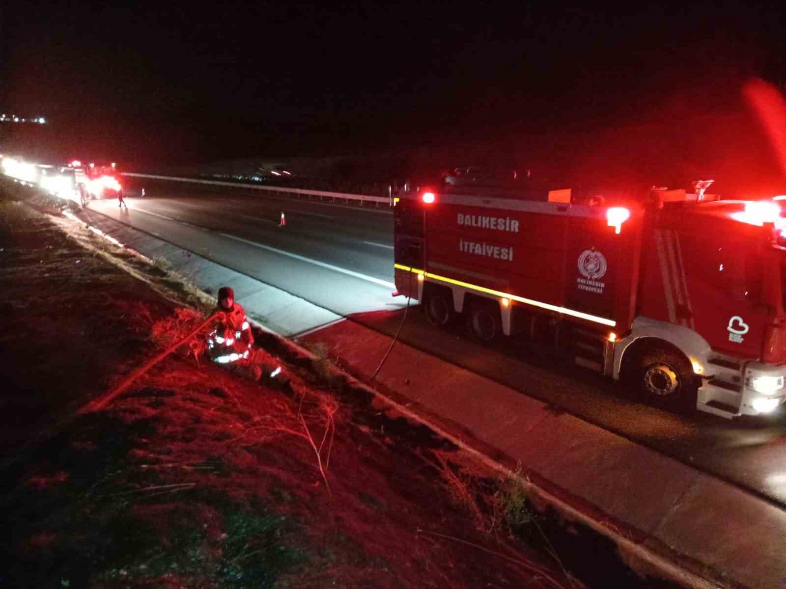 Balıkesir’ de otoyolda yanan tır ot yangına sebep oldu