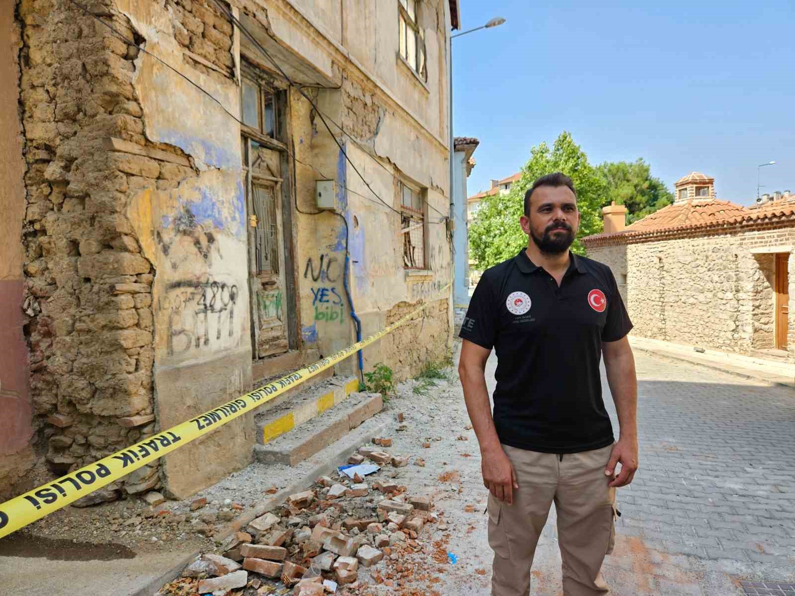 Depremde hasar gören Sındırgı’da bilimsel çalışmalar sürüyor