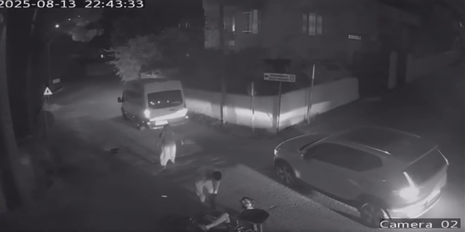 Motosikletin, minib&uuml;se ok gibi saplandığı kaza kamerada
