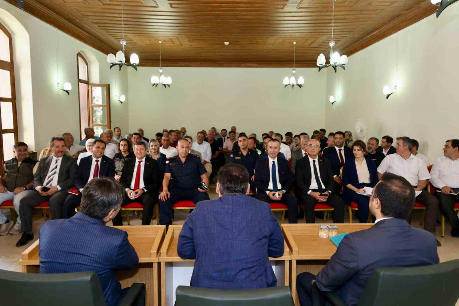 Bilecik Valisi Faik Oktay S&ouml;zer başkanlığında S&ouml;ğ&uuml;t&rsquo;te muhtarlar toplantısı yapıldı
