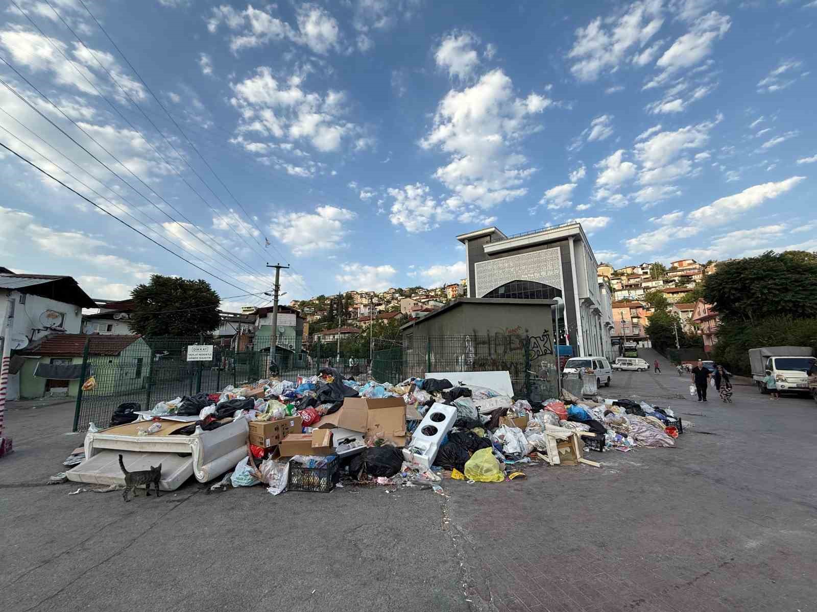 İzmir’den sonra, İzmit de çöplüğe döndü
