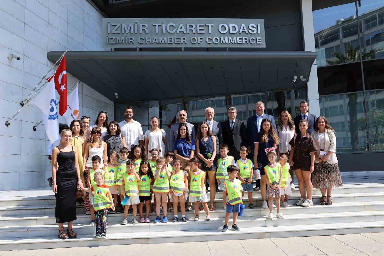 M&uuml;zeye &ccedil;ocuk eli değdi, kurdeleyi &ccedil;ocuklar kesti
