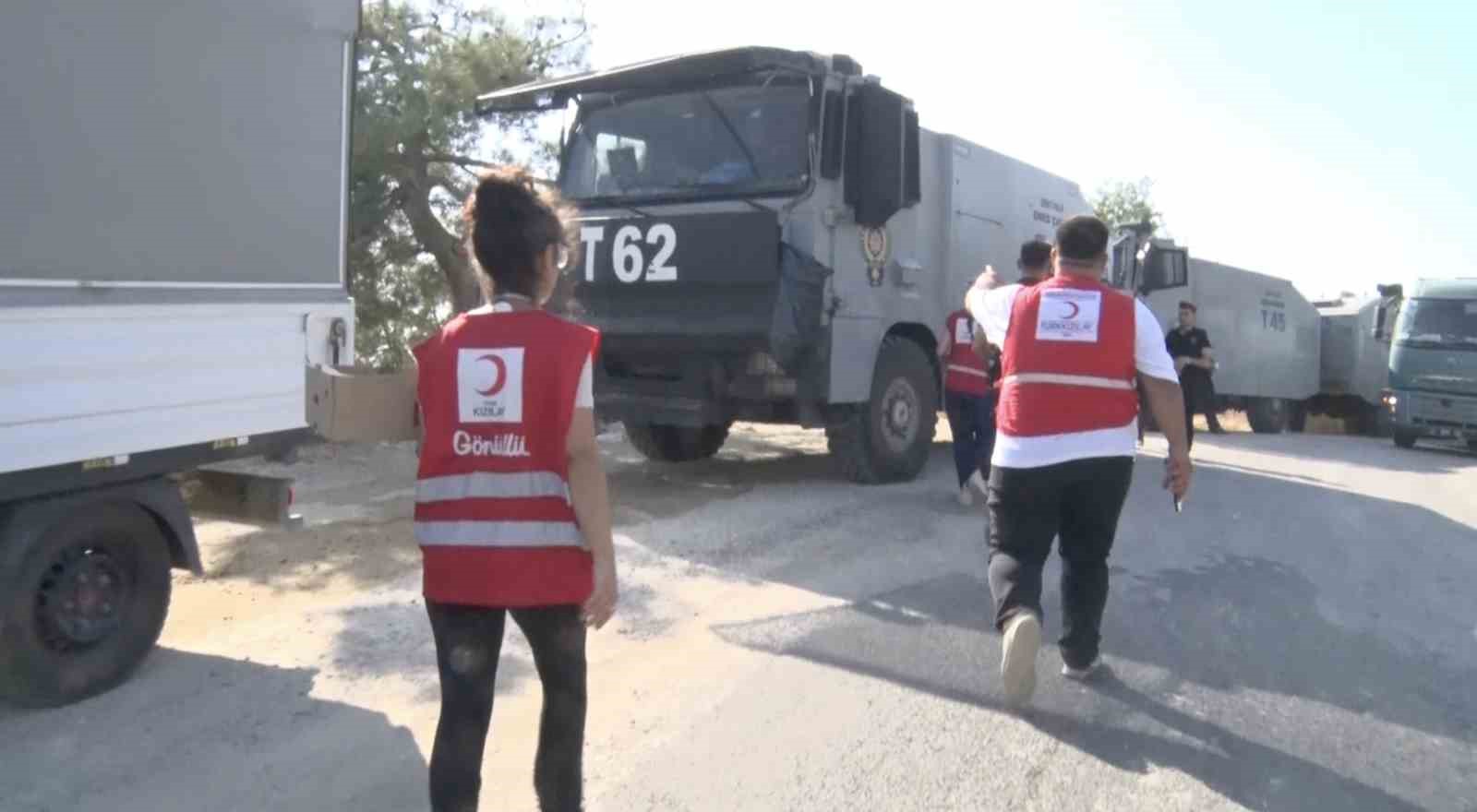 &Ccedil;anakkale&rsquo;de alevlerle m&uuml;cadele eden ekip ve vatandaşlara Kızılay&rsquo;dan yardım
