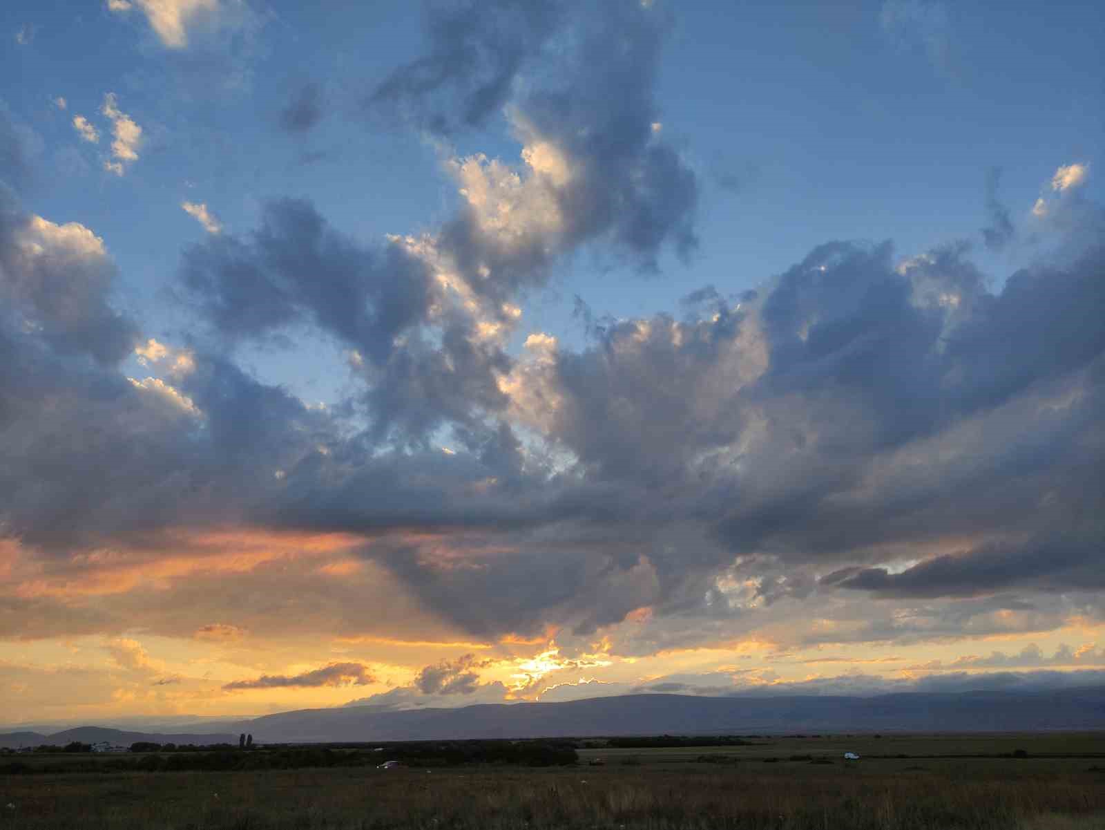 Ardahan&rsquo;da g&uuml;n doğumu g&ouml;ky&uuml;z&uuml;n&uuml; kızıla boyadı
