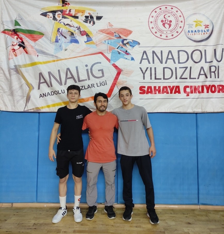 K&uuml;tahyalı g&uuml;reş&ccedil;iler Manisa&rsquo;dan derecelerle d&ouml;nd&uuml;
