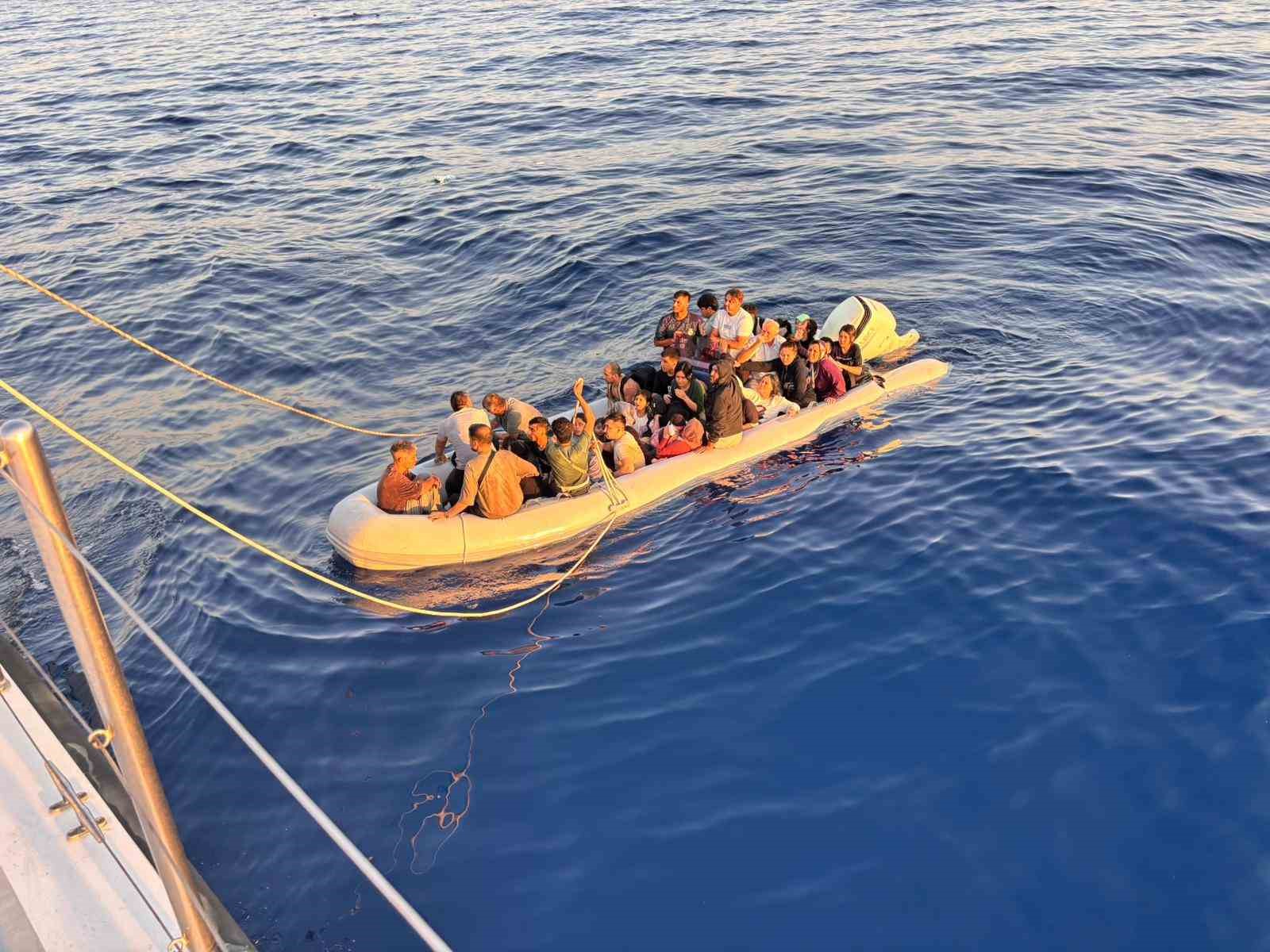 Batmak üzere olan lastik bottan 13’ü çocuk 43 göçmen kurtarıldı
