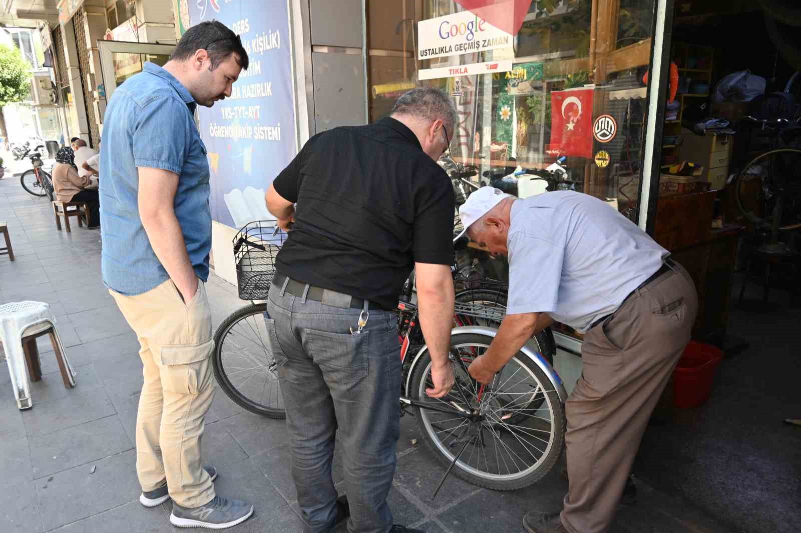 Kanser arkadaşı i&ccedil;in baktığı d&uuml;kkan yanınca eskisinden daha g&uuml;zel hale getirdi
