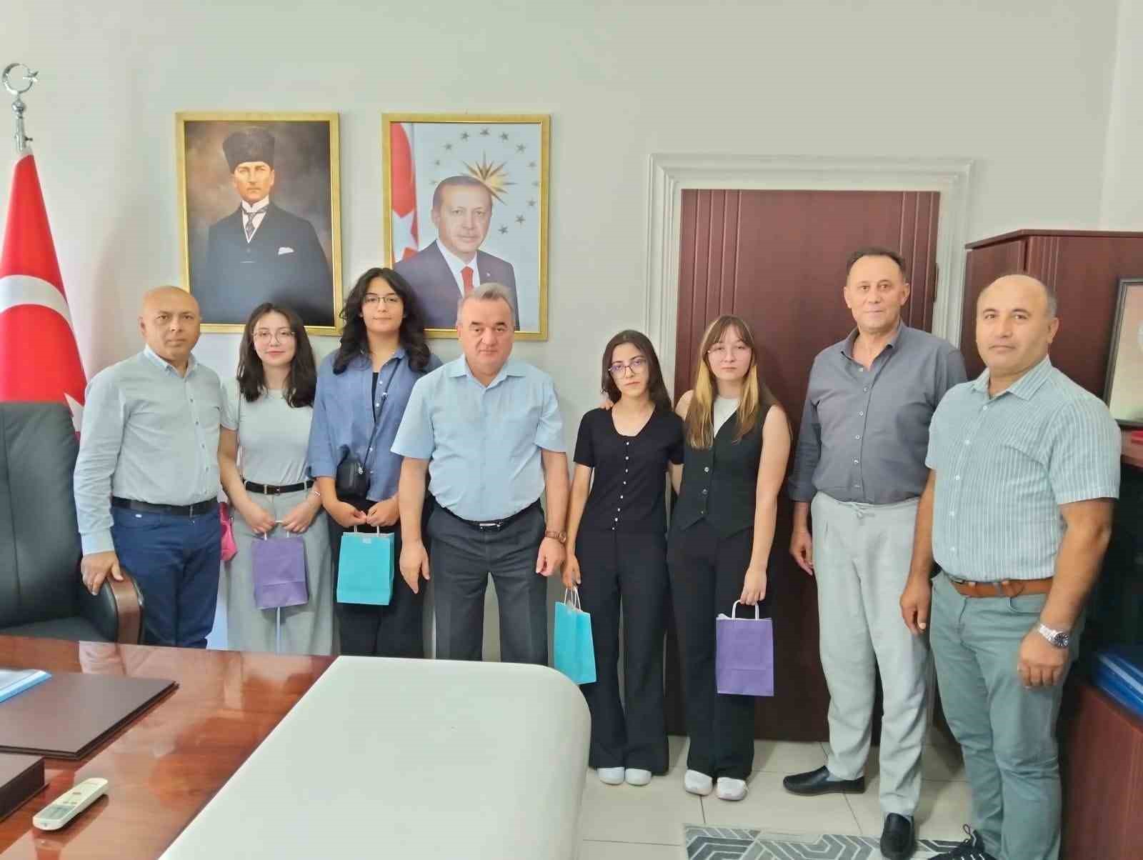 YKS birincileri Kaymakam Öztürk ile buluştu