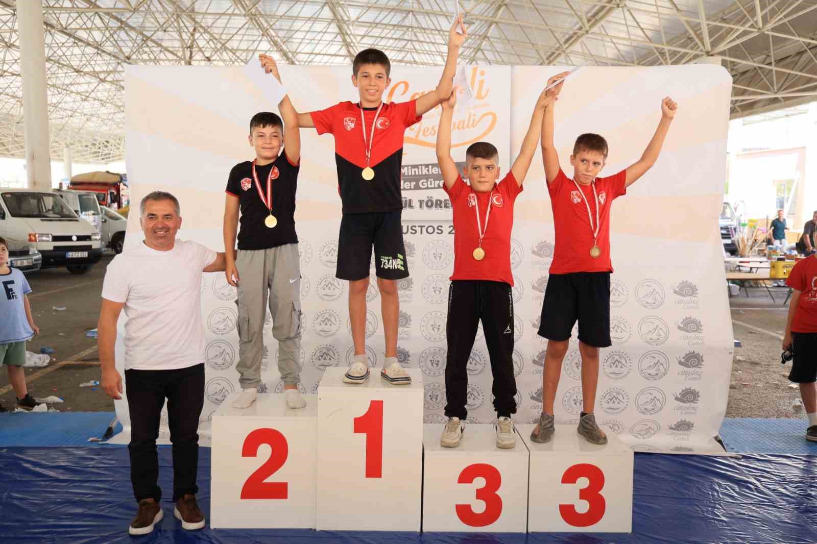 &Ccedil;ameli&rsquo;nde 9. kez d&uuml;zenlenen festivalde minikler minderde m&uuml;cadele etti
