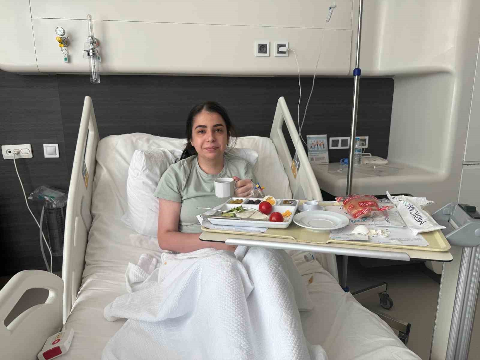 Boğazından su bile ge&ccedil;miyordu, başarılı bir operasyonla yeniden yemek yiyebildi
