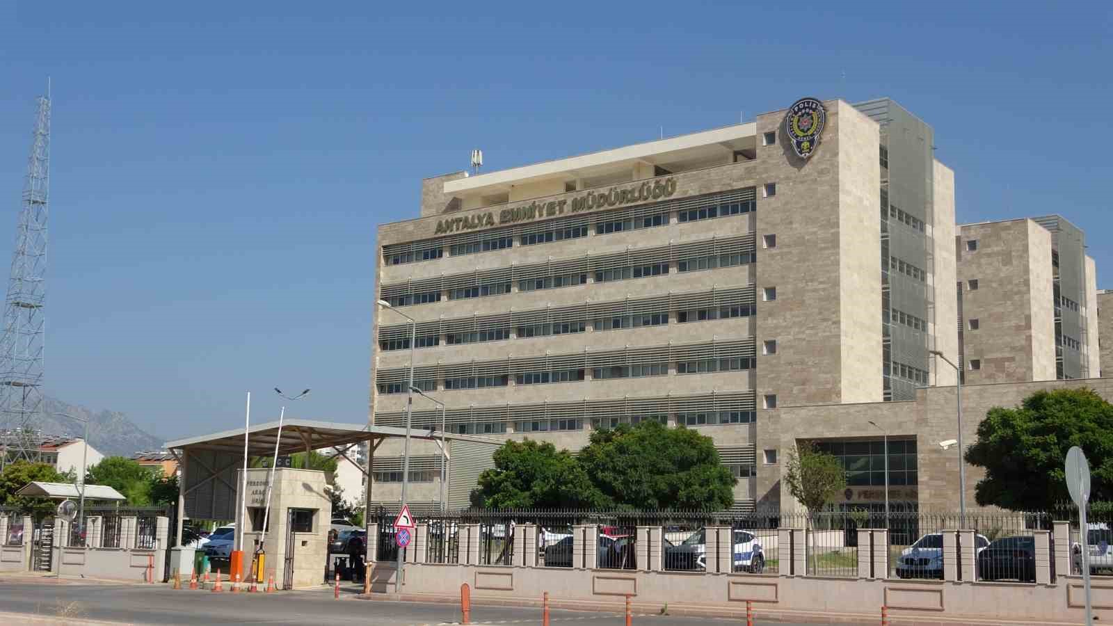 Rüşvet ve yolsuzluk soruşturmasında gözaltına alınan 15 kişi adliyede