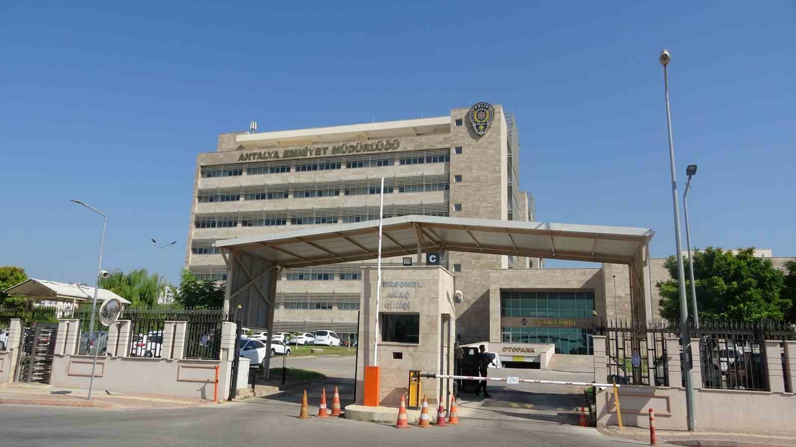 R&uuml;şvet ve yolsuzluk soruşturmasında g&ouml;zaltına alınan 15 kişi adliyede
