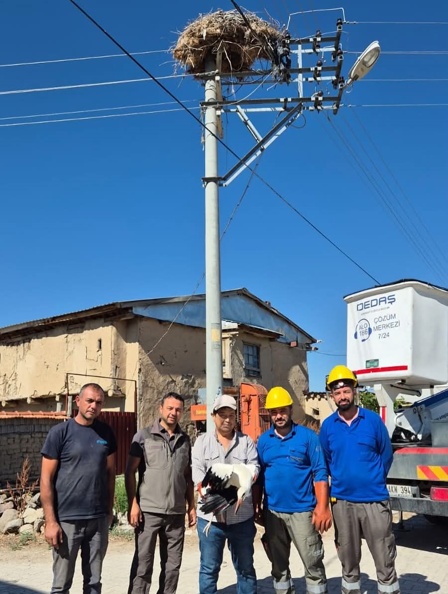 Yuvasına takılı kalan leylek b&ouml;yle kurtarıldı
