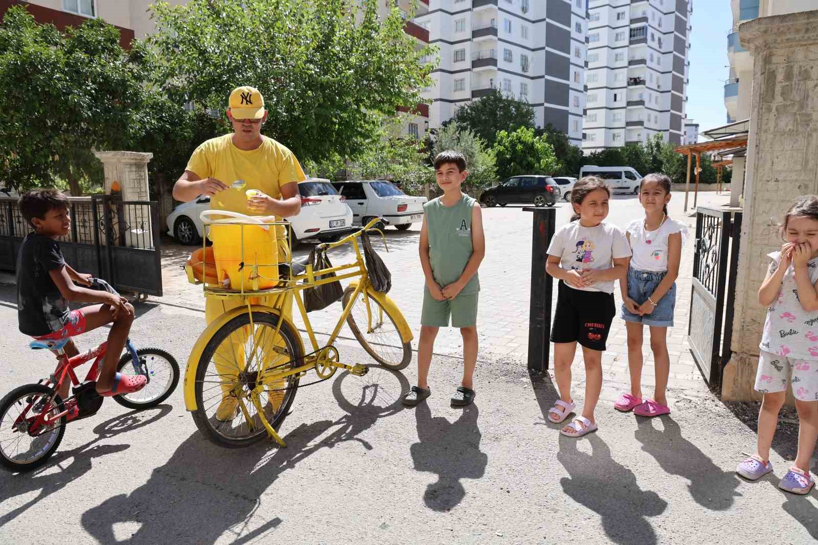Sarı şalvarlı Adanalı, sıcakta sokak sokak limon dondurması satıyor